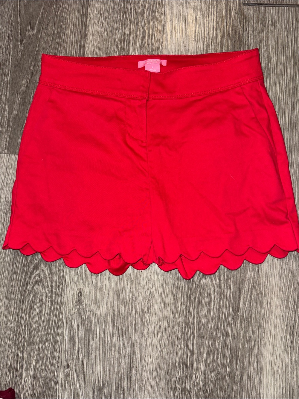 Isaac Mizrahi Red Scalloped Hem Women’s Shorts